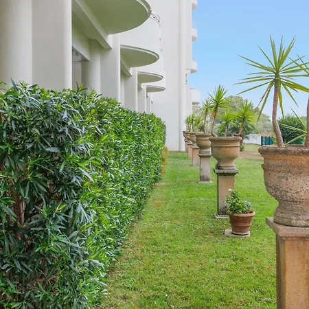 Grand 2 Pièces Climatisé Dans De Standing Avec Vue Piscine Au Bord De La Antibes