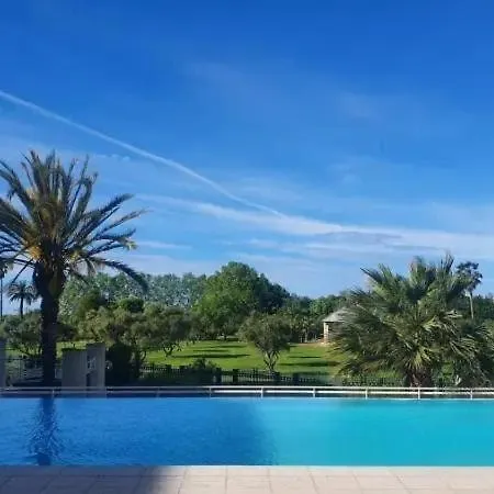 Grand 2 Pièces Climatisé Dans De Standing Avec Vue Piscine Au Bord De La *