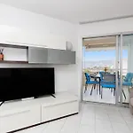 Grand 2 Pieces Climatise Dans De Standing Avec Vue Piscine Au Bord De La Apartment Antibes