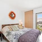 Apartment Grand 2 Pieces Climatise Dans De Standing Avec Vue Piscine Au Bord De La