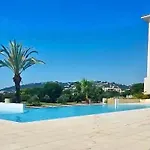 Grand 2 Pieces Climatise Dans De Standing Avec Vue Piscine Au Bord De La Antibes