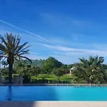 Grand 2 Pieces Climatise Dans De Standing Avec Vue Piscine Au Bord De La *