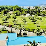 Grand 2 Pieces Climatise Dans De Standing Avec Vue Piscine Au Bord De La *