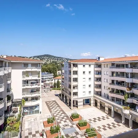 Apartment Grand 2 Pieces Climatise Dans De Standing Avec Vue Piscine Au Bord De La