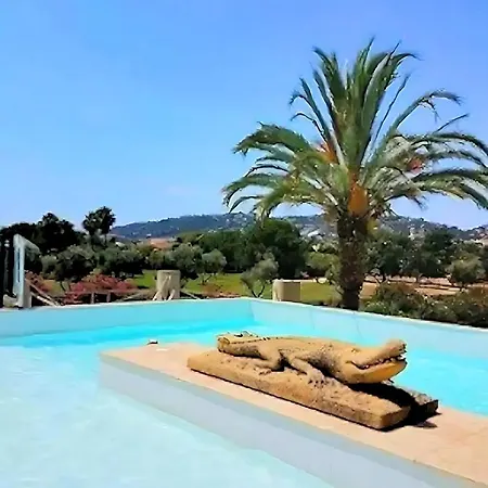 Apartment Grand 2 Pieces Climatise Dans De Standing Avec Vue Piscine Au Bord De La Antibes