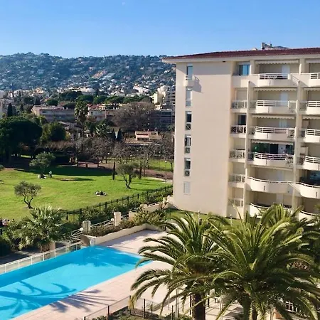 Grand 2 Pieces Climatise Dans De Standing Avec Vue Piscine Au Bord De La