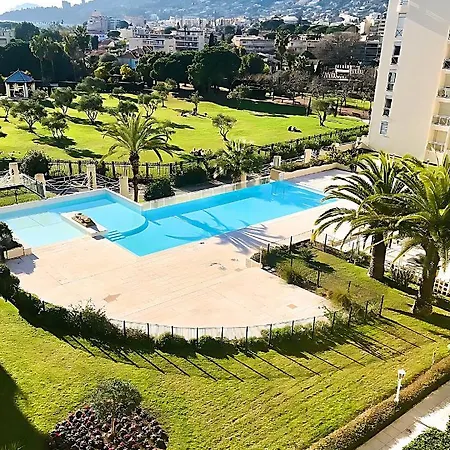 Grand 2 Pieces Climatise Dans De Standing Avec Vue Piscine Au Bord De La Apartment Antibes