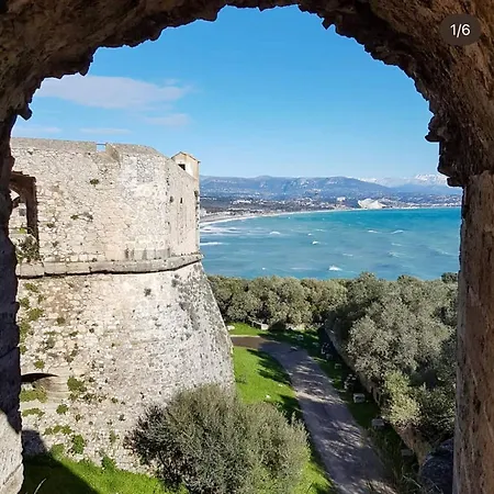 Grand 2 Pieces Climatise Dans De Standing Avec Vue Piscine Au Bord De La *