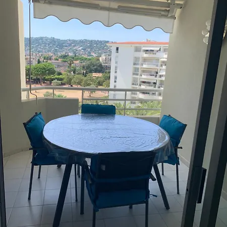 Grand 2 Pieces Climatise Dans De Standing Avec Vue Piscine Au Bord De La
