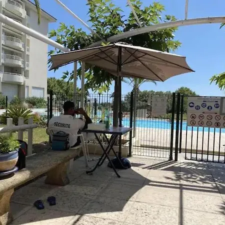 Grand 2 Pieces Climatise Dans De Standing Avec Vue Piscine Au Bord De La 아파트 *