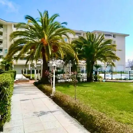 Grand 2 Pieces Climatise Dans De Standing Avec Vue Piscine Au Bord De La 아파트 앙티브