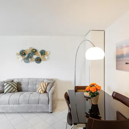 Apartamento Grand 2 Pieces Climatise Dans De Standing Avec Vue Piscine Au Bord De La Antibes