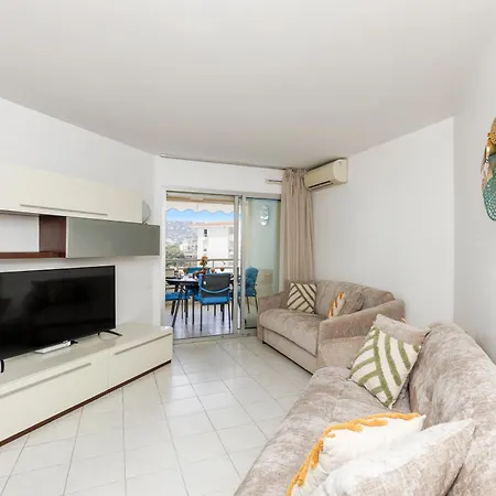 Grand 2 Pieces Climatise Dans De Standing Avec Vue Piscine Au Bord De La