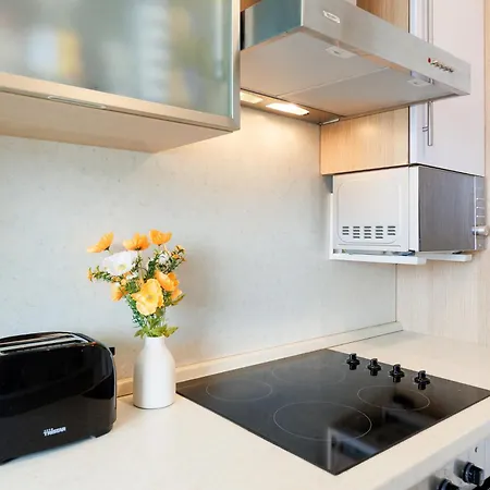 Grand 2 Pieces Climatise Dans De Standing Avec Vue Piscine Au Bord De La *