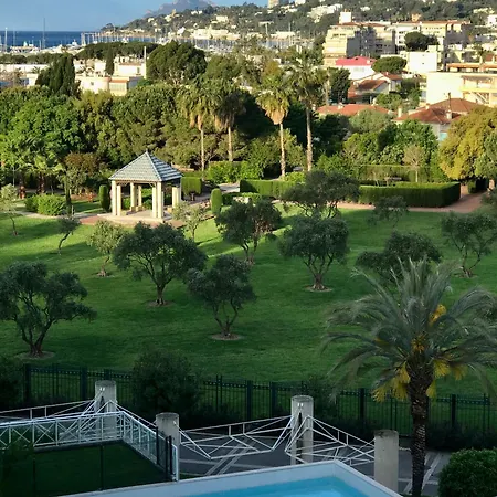 Grand 2 Pieces Climatise Dans De Standing Avec Vue Piscine Au Bord De La Appartement