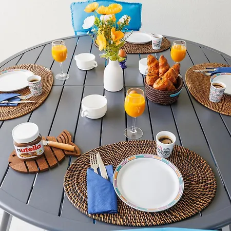 Grand 2 Pieces Climatise Dans De Standing Avec Vue Piscine Au Bord De La *