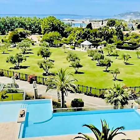 Grand 2 Pieces Climatise Dans De Standing Avec Vue Piscine Au Bord De La *