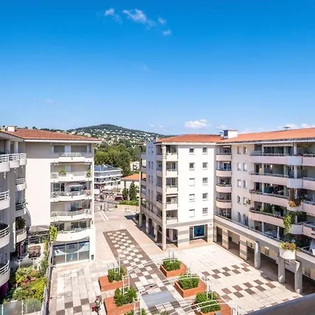 Grand 2 Pieces Climatise Dans De Standing Avec Vue Piscine Au Bord De La * Antibes
