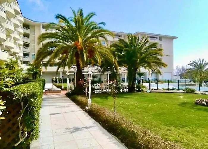 Grand 2 Pieces Climatise Dans De Standing Avec Vue Piscine Au Bord De La Apartamento Antibes