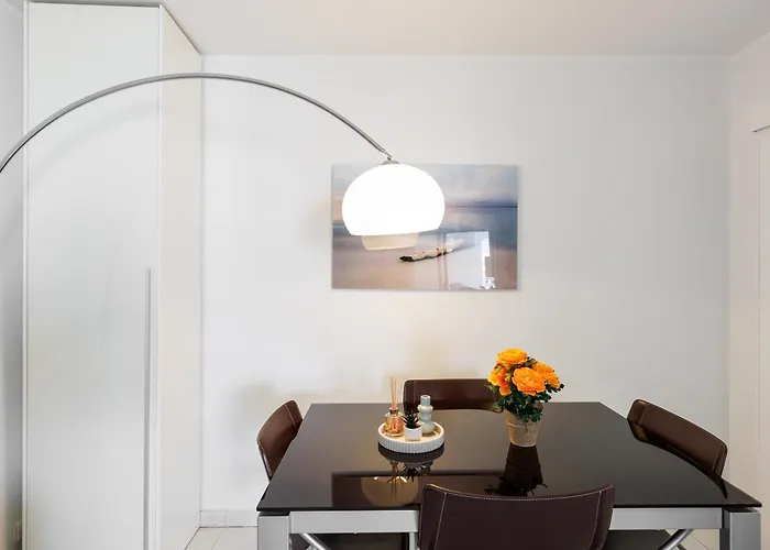 Grand 2 Pieces Climatise Dans De Standing Avec Vue Piscine Au Bord De La Apartamento Antibes