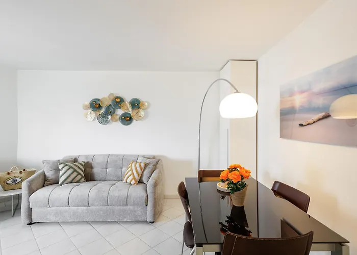 Apartamento Grand 2 Pieces Climatise Dans De Standing Avec Vue Piscine Au Bord De La Antibes