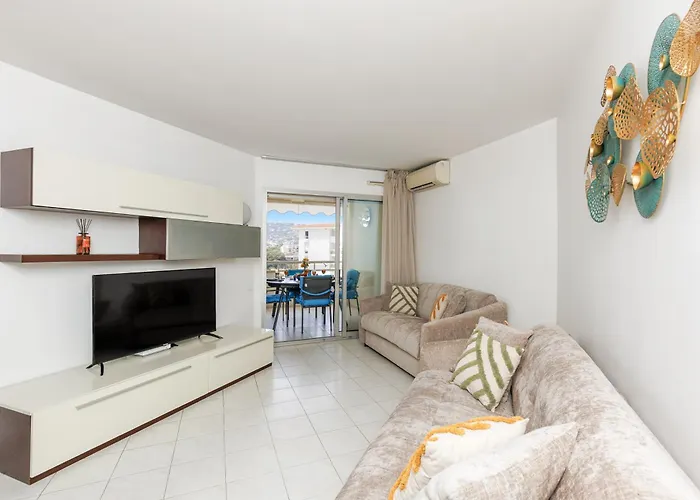 Grand 2 Pieces Climatise Dans De Standing Avec Vue Piscine Au Bord De La