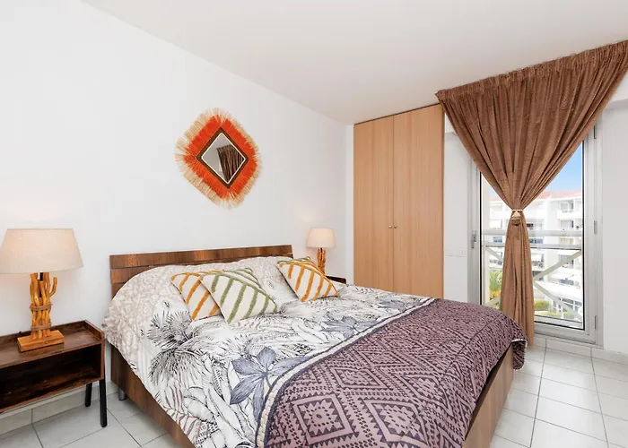 Grand 2 Pieces Climatise Dans De Standing Avec Vue Piscine Au Bord De La Daire Antibes