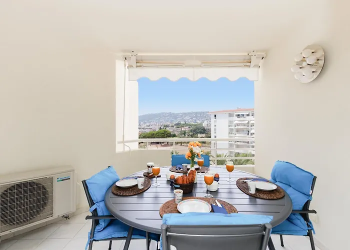 Daire Grand 2 Pieces Climatise Dans De Standing Avec Vue Piscine Au Bord De La Antibes