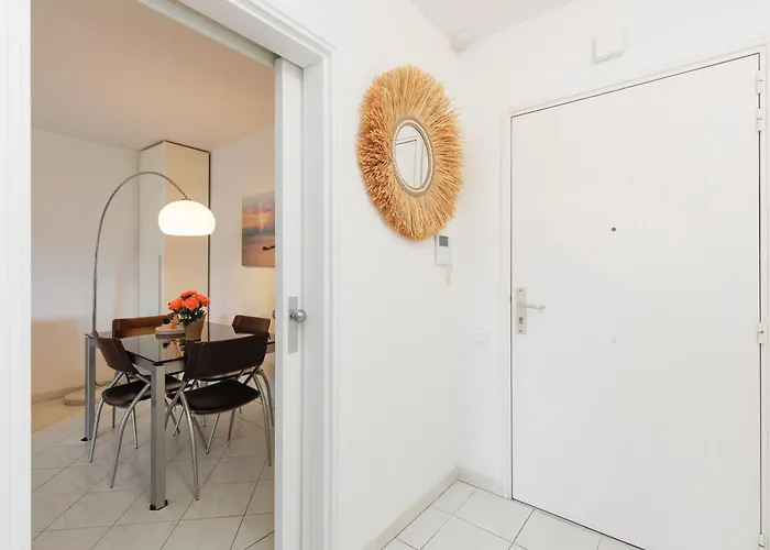 Grand 2 Pieces Climatise Dans De Standing Avec Vue Piscine Au Bord De La 昂蒂布