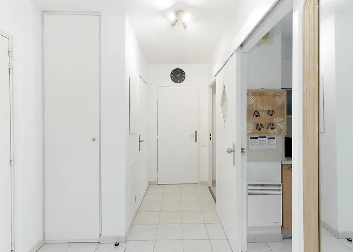 Grand 2 Pieces Climatise Dans De Standing Avec Vue Piscine Au Bord De La