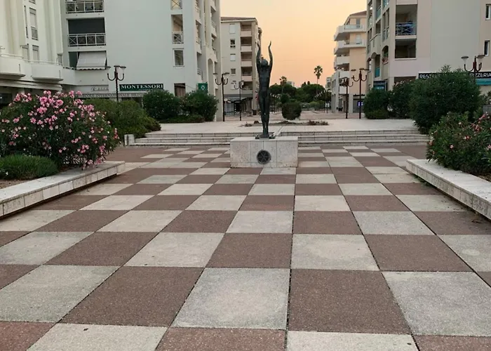 Grand 2 Pieces Climatise Dans De Standing Avec Vue Piscine Au Bord De La Daire Antibes