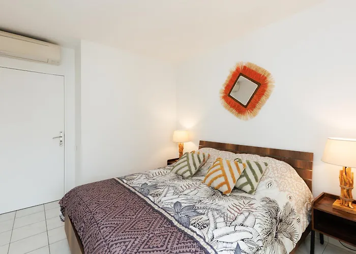 Grand 2 Pièces Climatisé Dans De Standing Avec Vue Piscine Au Bord De La * Antibes