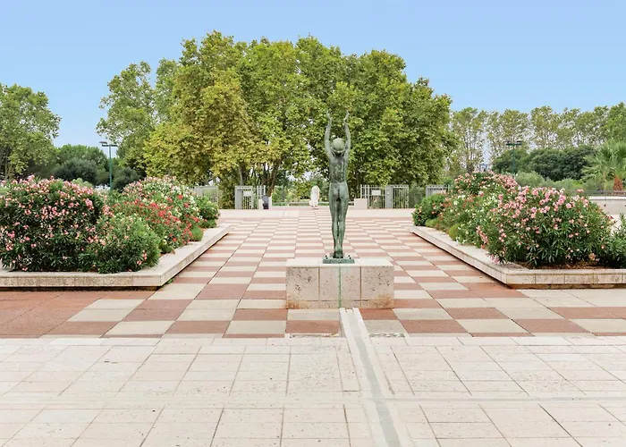 Grand 2 Pieces Climatise Dans De Standing Avec Vue Piscine Au Bord De La