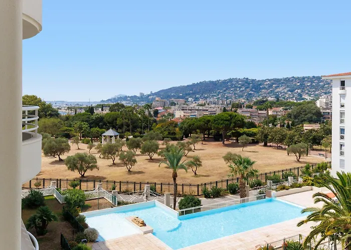 Grand 2 Pieces Climatise Dans De Standing Avec Vue Piscine Au Bord De La Daire *