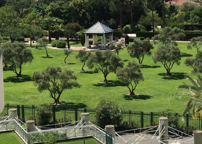 Grand 2 Pieces Climatise Dans De Standing Avec Vue Piscine Au Bord De La Apartamento Antibes