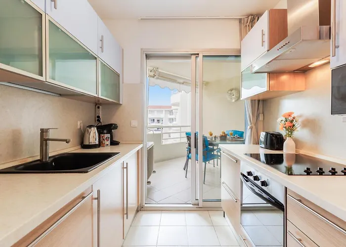 Grand 2 Pieces Climatise Dans De Standing Avec Vue Piscine Au Bord De La