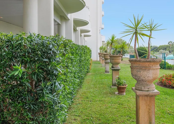 Grand 2 Pieces Climatise Dans De Standing Avec Vue Piscine Au Bord De La Antibes