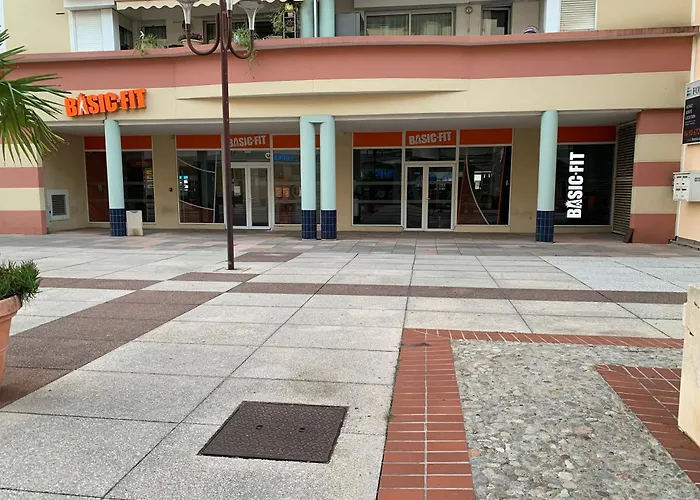 Apartamento Grand 2 Pieces Climatise Dans De Standing Avec Vue Piscine Au Bord De La *