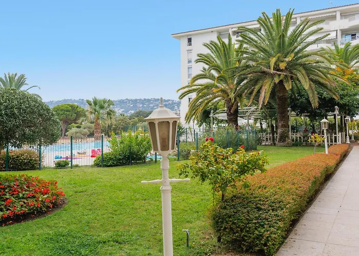 Grand 2 Pieces Climatise Dans De Standing Avec Vue Piscine Au Bord De La Daire