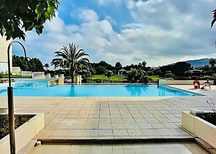 Grand 2 Pieces Climatise Dans De Standing Avec Vue Piscine Au Bord De La Daire Antibes