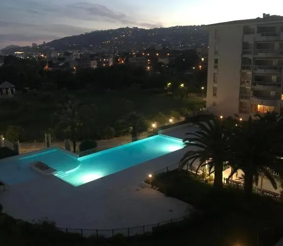 Grand 2 Pieces Climatise Dans De Standing Avec Vue Piscine Au Bord De La