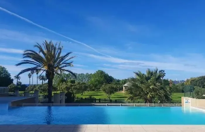 Grand 2 Pieces Climatise Dans De Standing Avec Vue Piscine Au Bord De La *