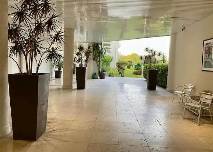 Grand 2 Pieces Climatise Dans De Standing Avec Vue Piscine Au Bord De La *