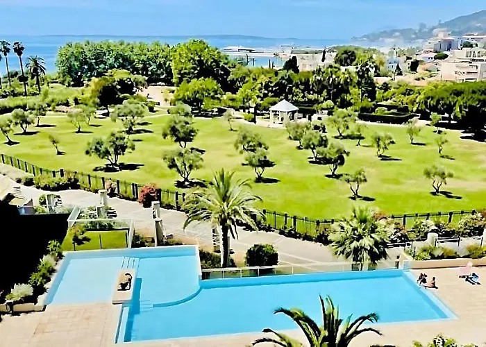 Grand 2 Pieces Climatise Dans De Standing Avec Vue Piscine Au Bord De La *