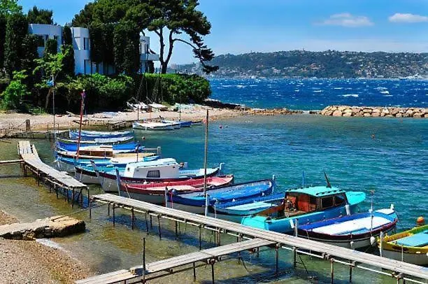 Grand 2 Pieces Climatise Dans De Standing Avec Vue Piscine Au Bord De La Apartamento Antibes