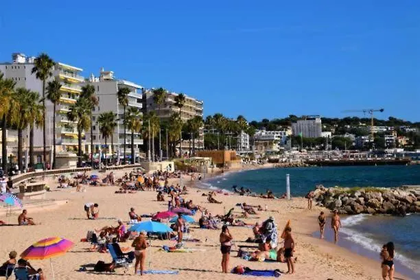 Grand 2 Pieces Climatise Dans De Standing Avec Vue Piscine Au Bord De La *