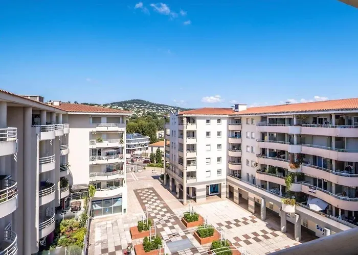 Grand 2 Pieces Climatise Dans De Standing Avec Vue Piscine Au Bord De La * 昂蒂布