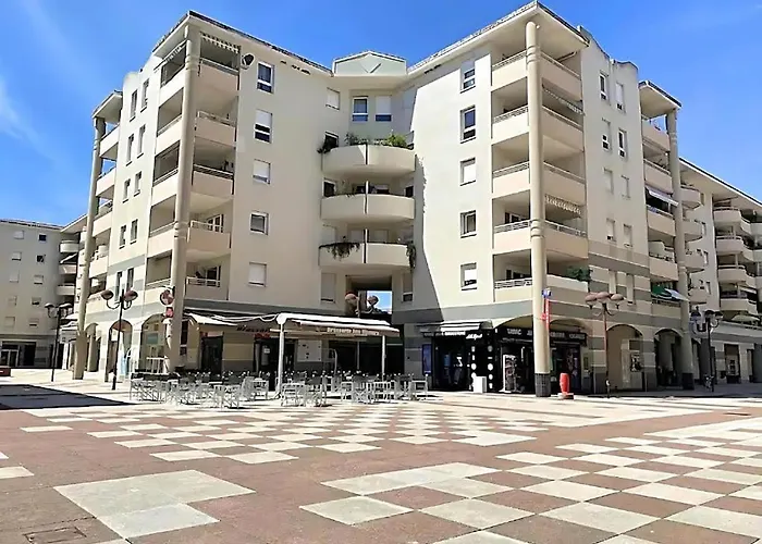 Grand 2 Pieces Climatise Dans De Standing Avec Vue Piscine Au Bord De La