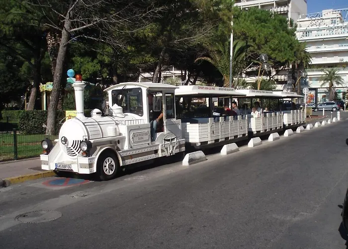 Grand 2 Pieces Climatise Dans De Standing Avec Vue Piscine Au Bord De La Apartamento Antibes