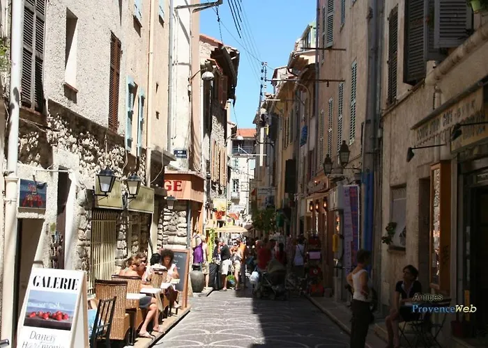 Grand 2 Pieces Climatise Dans De Standing Avec Vue Piscine Au Bord De La *